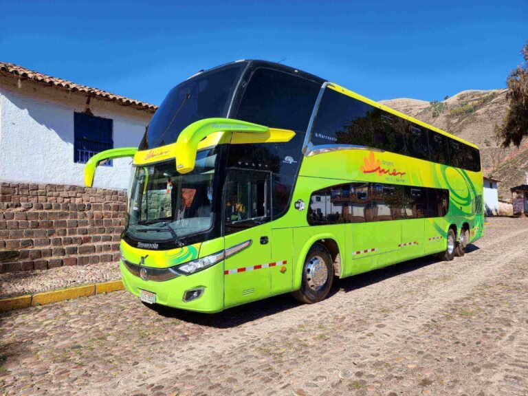 Bus turístico guiado de Cusco a Puno y de Puno a Cusco